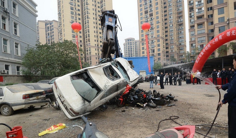 武汉政府销毁豪华牌小车 价值约四千余万元