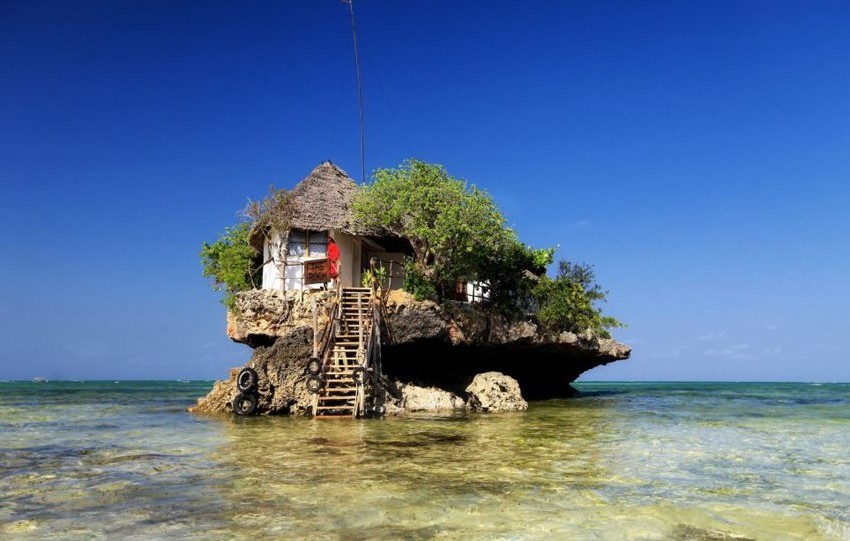 东非海滩上的岩石餐厅 物美价廉风景如画