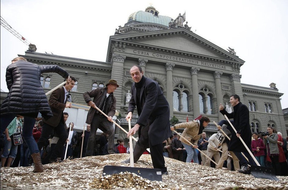 瑞士8百万硬币铺满国会大楼前 示威要求发放基本工资