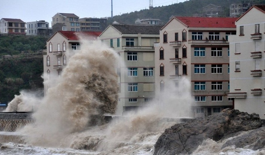 台风“菲特”逼近温岭 巨浪滔天可吞噬岸边三层楼房