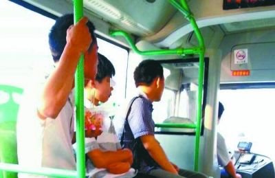 公交车上男子吃热干面遇阻 一动筷子车就加速