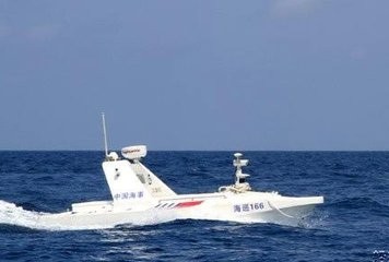 中国自行研发出首艘可自动躲避障碍 的无人测量艇 