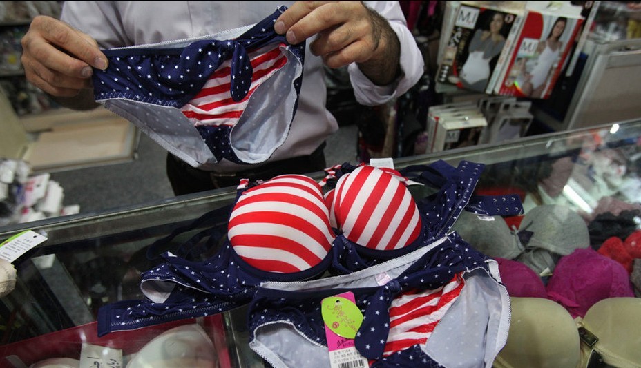 伊朗将美国国旗制作成内衣