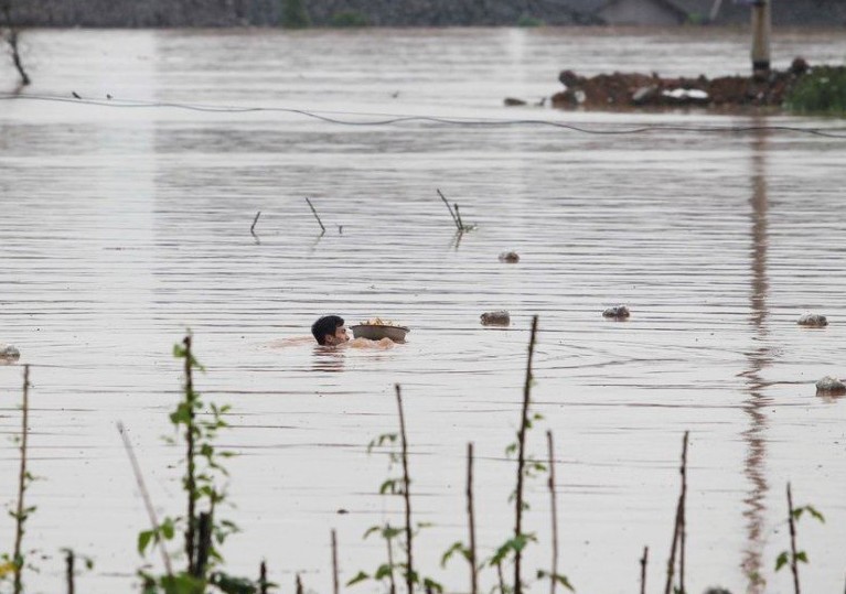 孕妇妻子被洪水围困 丈夫游泳过江为其寻找食物