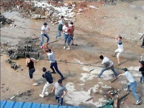 江西数十名男子持刀追砍村民疑是拆迁纠纷