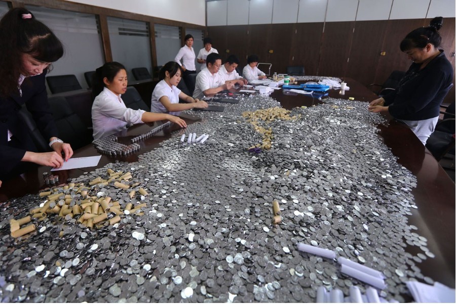 女子被打获赔10万枚硬币 银行工作人员1天没数完