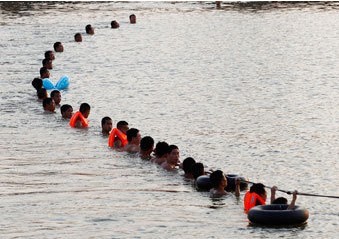 14岁小孩河道内游泳失踪 民众进行围人墙收索