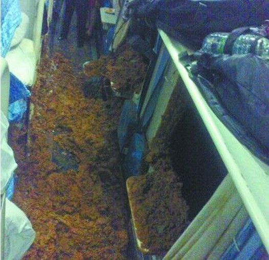 泥石流冲进列车车厢 两乘客瞬间被埋