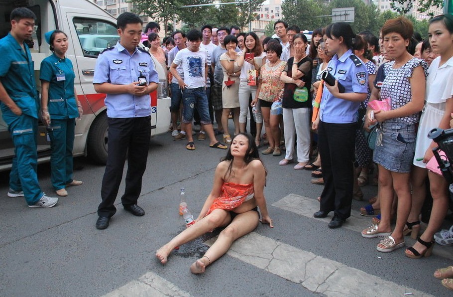 穿着暴露女与交警对峙 导致马路交通堵塞