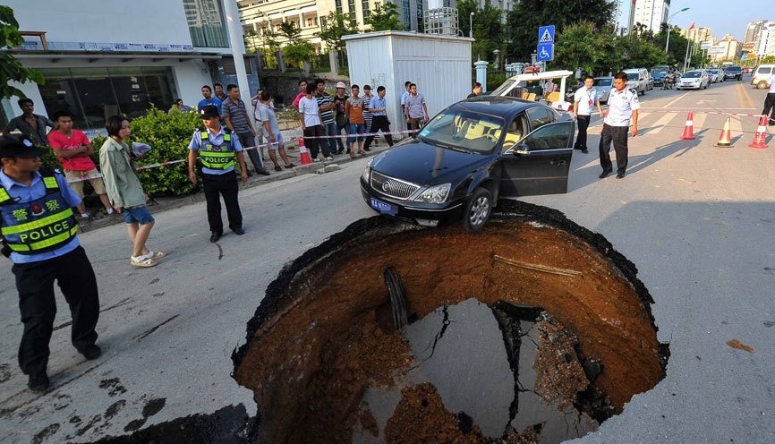 广西南宁路面坍塌 过路小轿车险掉深坑