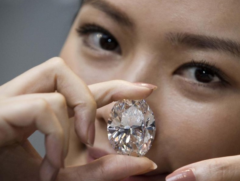 史上最大白钻石现身香港 拍卖价值超2亿港元