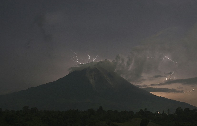 实拍印尼火山喷发有闪电现象