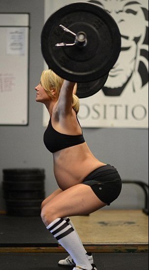 英国怀孕九月孕妇表演举重