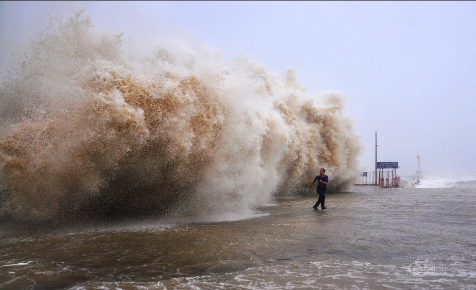 强台风“天兔”袭来 汕头海水汹涌倒灌淹城