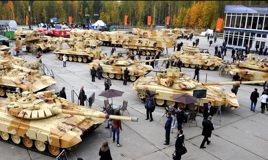 俄罗斯武器博览会上 装甲战车占满展区